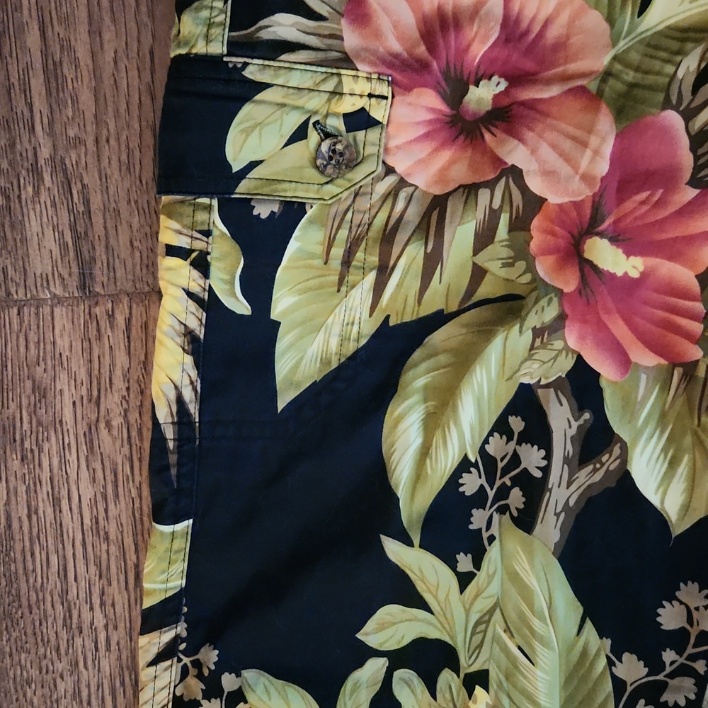 TOMMY BAHAMA Vintage Black Floral Crop Pant 4 - Picture 4 of 6